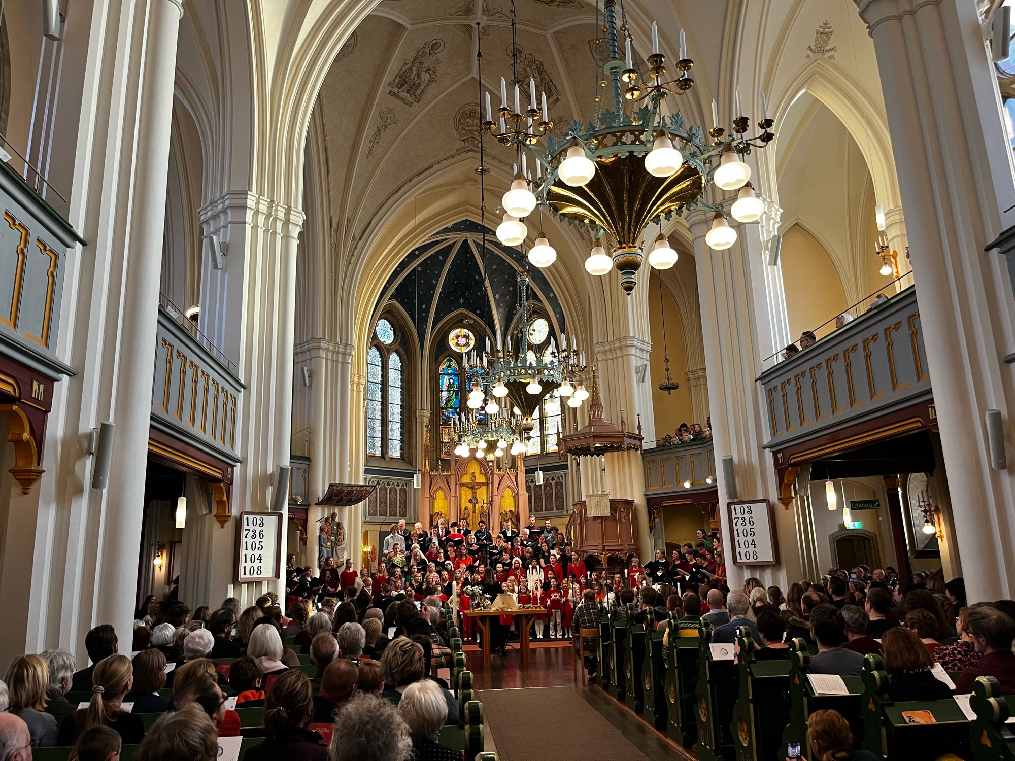 Fullsatt i Umeå stadskyrka, flera körer längst fram . 