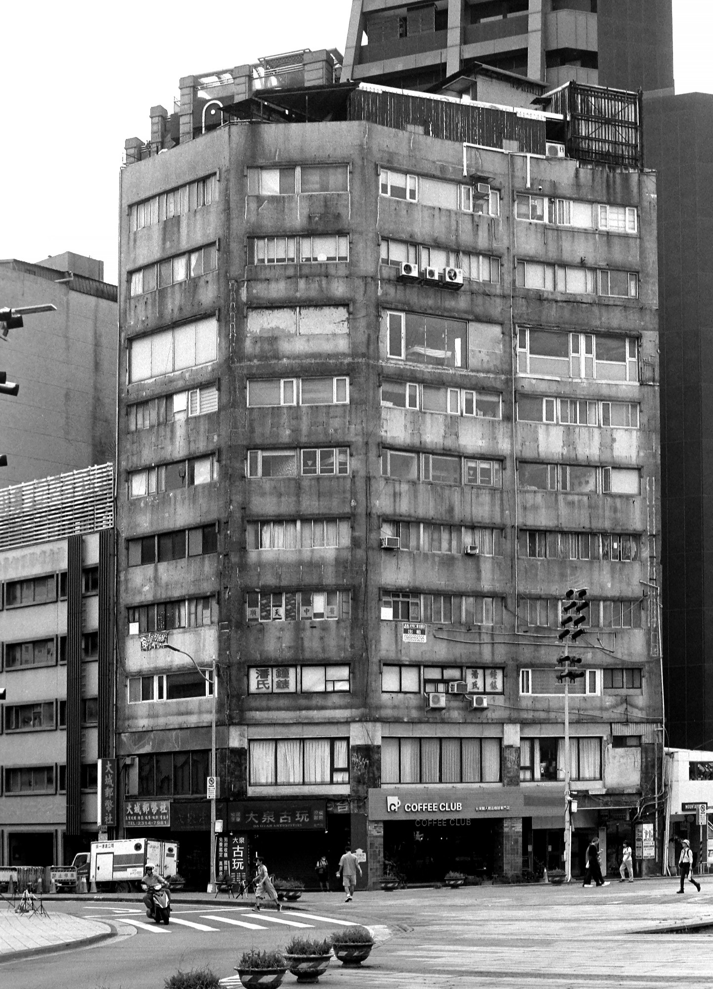Black and white photo of a house in Taipei.