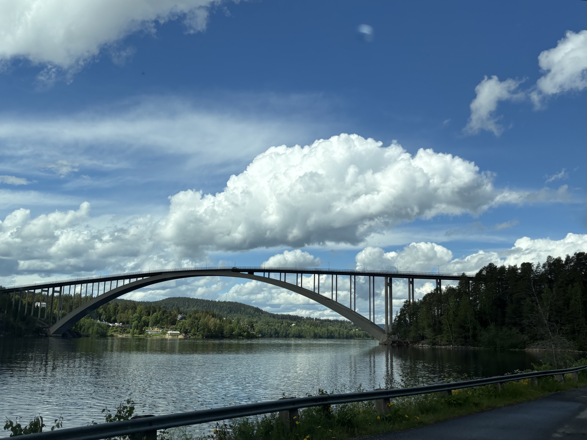 Sandöbron, en välvd hög mycket vacker bro
